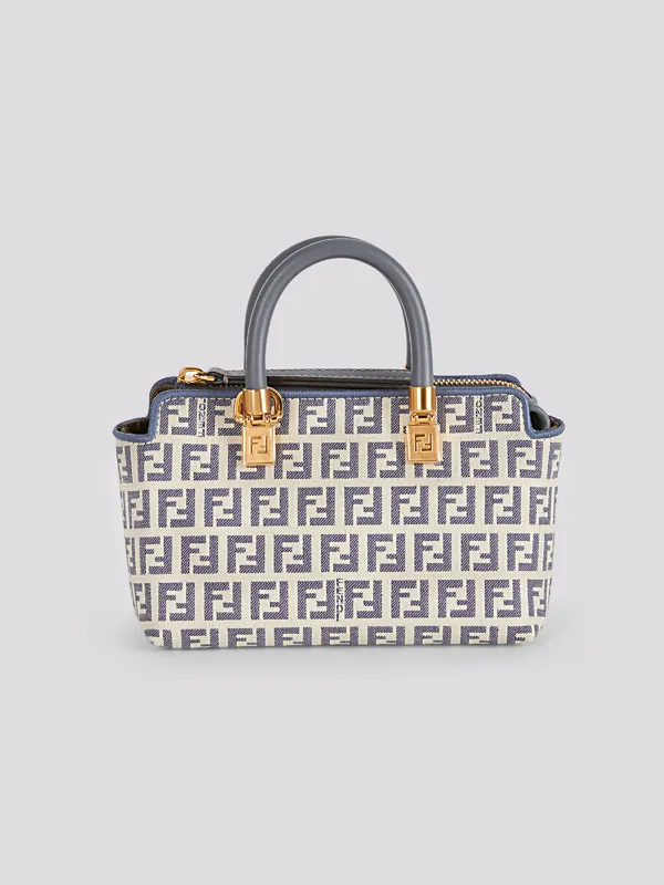 картинка Сумка FENDI  магазин PodiumRed являющийся официальным дистрибьютором в России