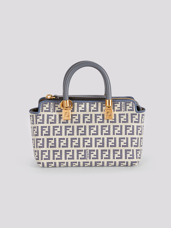 картинка Сумка FENDI  магазин PodiumRed являющийся официальным дистрибьютором в России